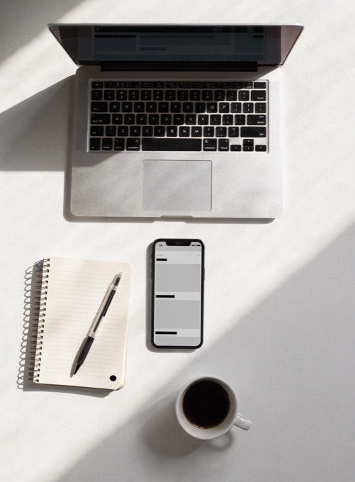 Workspace mit Laptop & App
